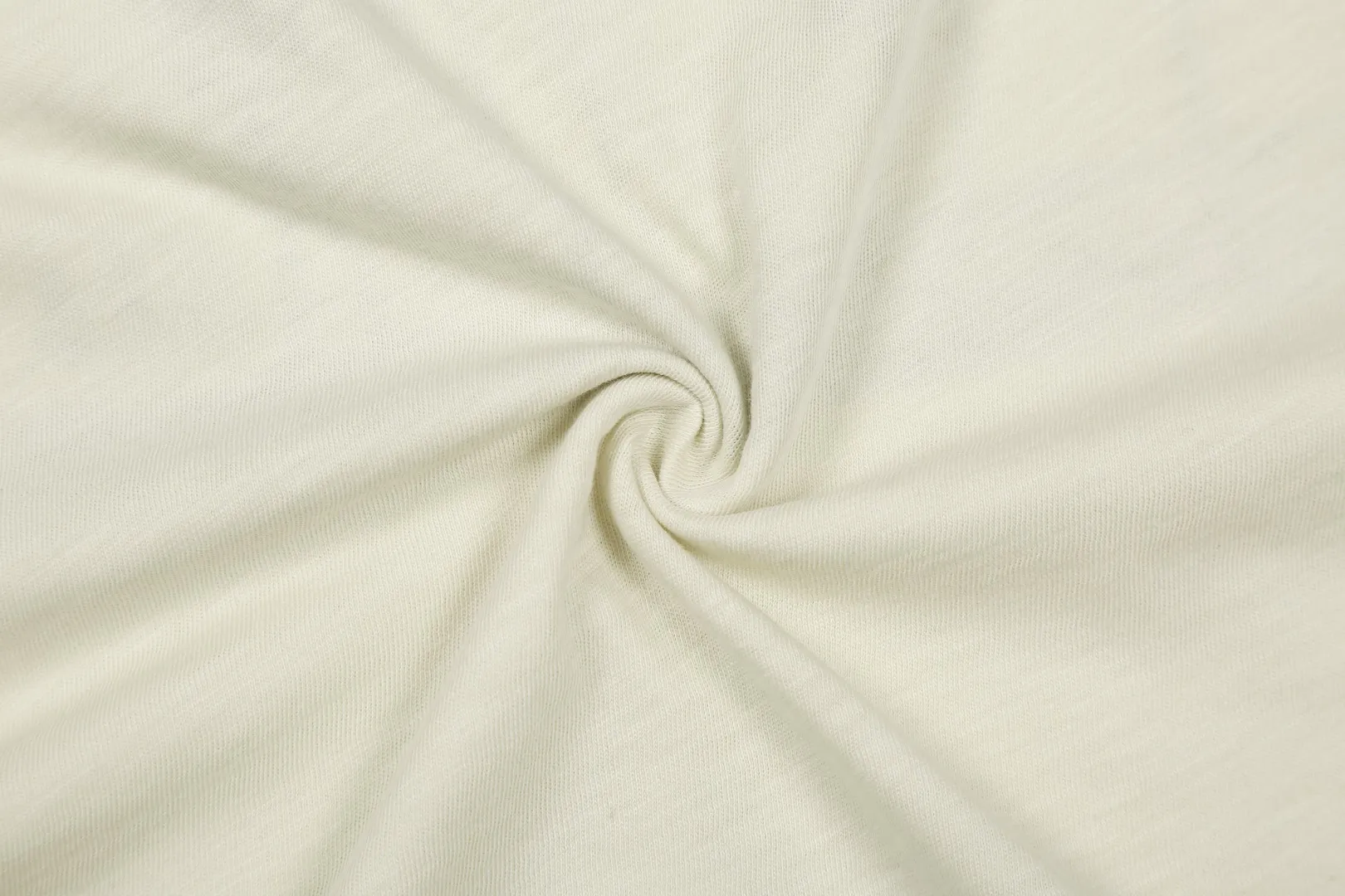 P124 White background picture [Summer hot] Style number: 25050# Color: Mi Xing Size: S to XL - Ralph Lauren/Ralph Lauren 2025SS Summer new Hampton coastal style island coconut palm soft slub cotton short-sleeved Tee - Correct and short version The upper body is more proportional ✅ - Original consistent warp and weft slub cotton, soft and comfortable with a sense of laziness ✅ - RL 25 new coconut tree printed cotton Tee The resort-style coconut tree and island pattern print on the chest enriches the visual beauty. The apricot color and the texture of the bamboo fabric have a very lazy summer style. The loose and short version is not picky about your body shape and brings out the Instagram atmosphere. Highly recommended.